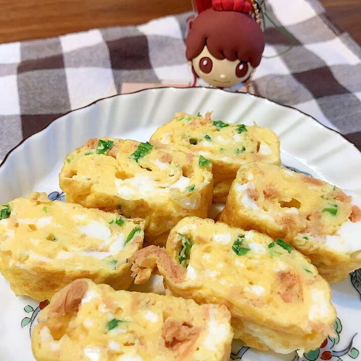 お弁当のおかずにも☆鮭フレークとネギの卵焼き